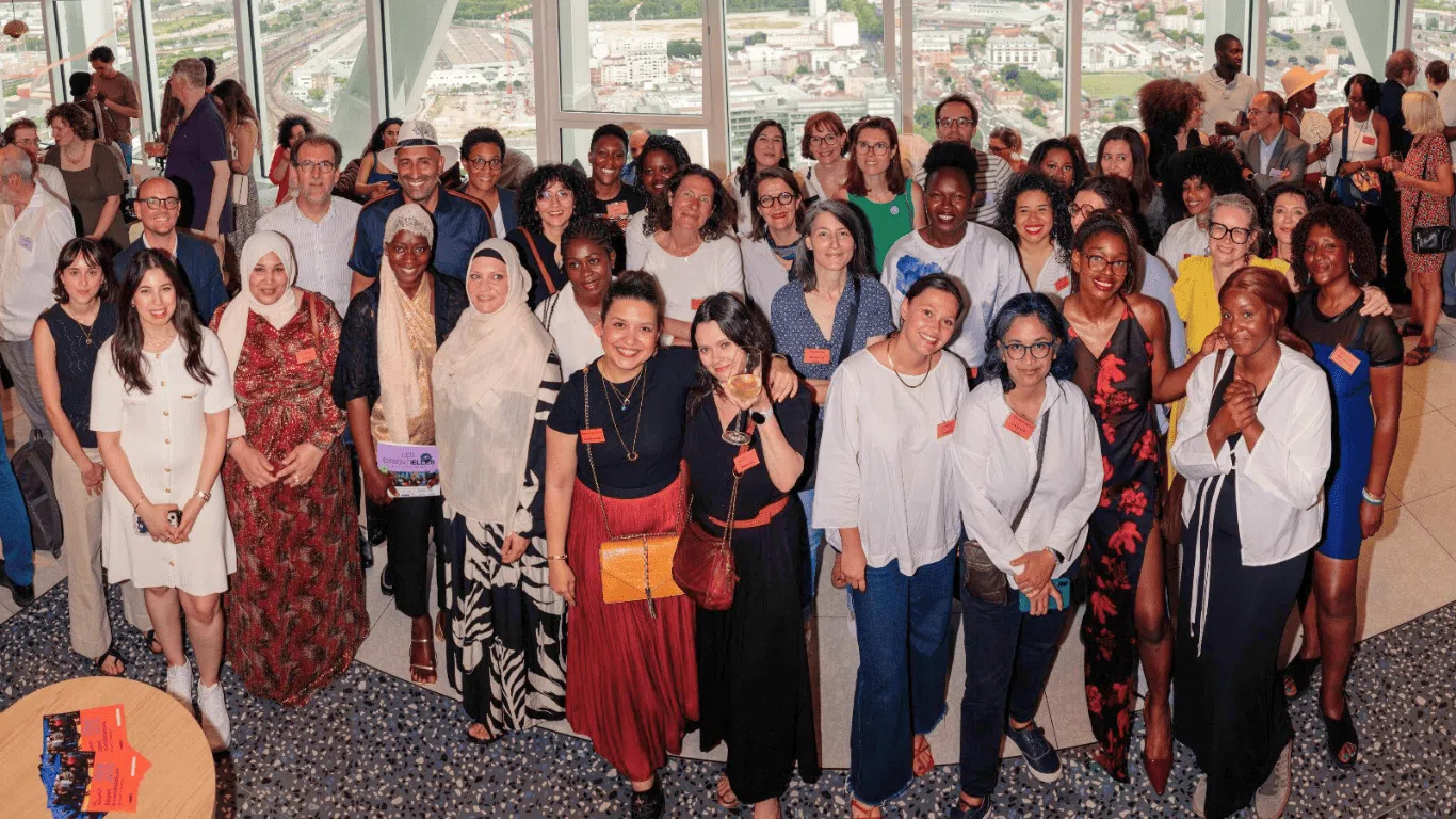 Photo de groupe des Essentielles pour lors de la soirée de clôture du 25 juin 2025 au Skybar du Wyndham Hotel Pleyel Resort