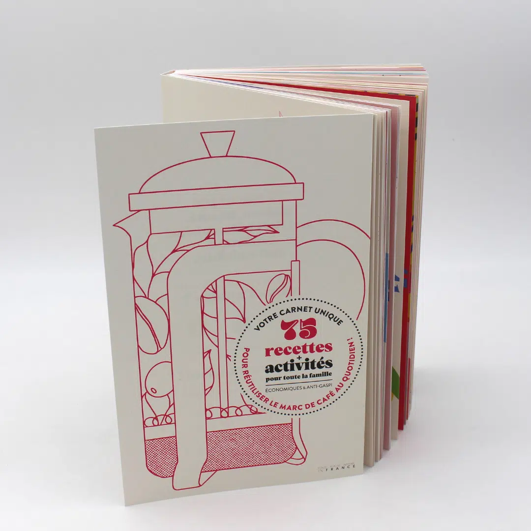 Photo d'un exemplaire du livre Re-garder le marc de café posé debout sur un support blanc