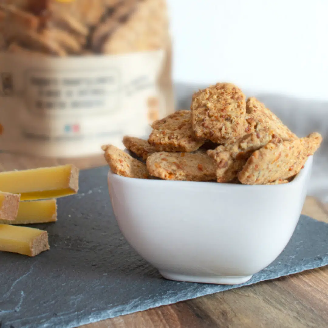 Cet été, osez le café autrement ! Découvrez notre coffret. Photos des biscuits au comté Les Rescapés dans un petit bol blanc