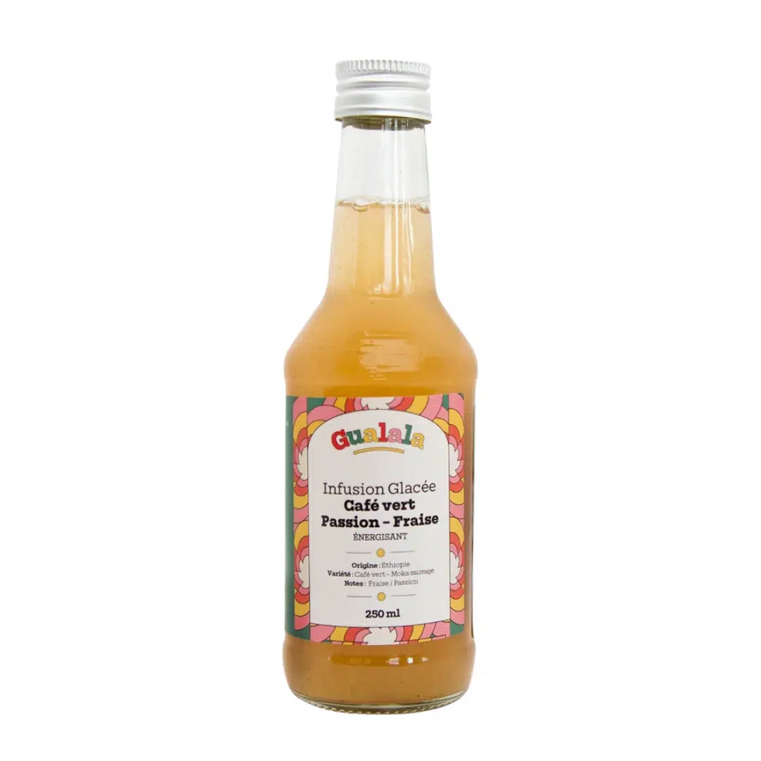 Bouteille d'une infusion glacée café vert, passion, fraise de la marque Gualala, sur fond blanc