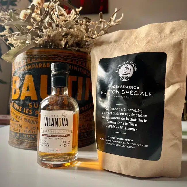 Photo du café Edition Spéciale Whisky Vilanova des Cafés de Mélodie avec une bouteille de Whisky Vilanova